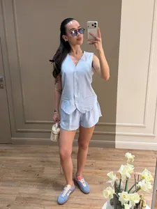 Completo elegante gilet senza maniche e pantaloncini azzurri da donna per l'estate