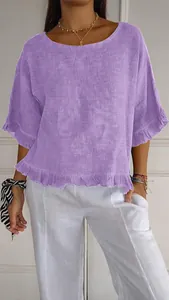 Detalle de blusa de algodón y lino lavanda de manga corta con volantes y cuello redondo