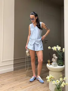 Elegante completo a due pezzi con gilet senza maniche e pantaloncini azzurri per l'estate