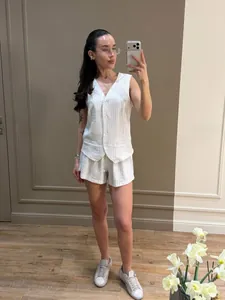 Elegante completo due pezzi gilet e pantaloncini a righe bianche per l'estate casual