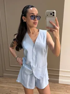 Inquadratura dettagliata di un set gilet e pantaloncini azzurro su una modella elegante