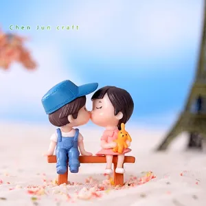 Lief kussend stel miniaturen op een bankje micro landschap figuurtjes voor DIY decor