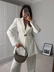 Elegante conjunto de blazer blanco entallado para mujer con diseño profesional