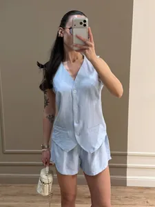 Dettaglio del set gilet senza maniche e pantaloncini celeste per l'estate
