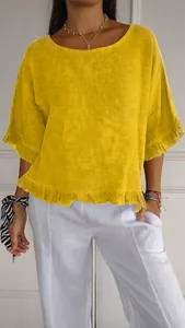 Detalle de blusa de algodón y lino amarilla con mangas de volantes para mujer