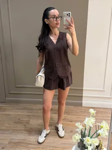Completo due pezzi gilet senza maniche e pantaloncini marroni gessati su modella