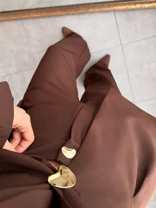 Elegante conjunto de traje marrón para mujer con botones dorados en forma de corazón