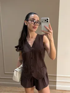 Set estivo da donna con gilet senza maniche e pantaloncini marroni a gessato sottile