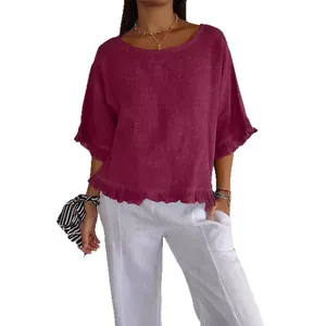 Elegante camisa de algodón y lino para mujer en color burdeos con cuello redondo y volantes