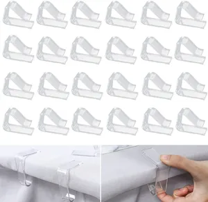 Vue détaillée des clips de nappe triangulaires transparents en plastique sur tissu