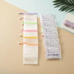 Dettaglio delle reti schiumogene con coulisse multicolore e schede di istruzioni