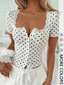 Detailansicht weißes gepunktetes Slim-Fit-T-Shirt mit Spitze und Karree-Ausschnitt