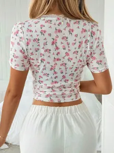 Rückansicht eines schmal geschnittenen weißen Blumen-T-Shirts mit feinem Spitzenbesatz