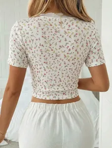 Detaillierte Rückansicht eines eng anliegenden weißen T-Shirts mit rosa Blumenmuster