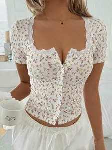 Detailansicht eines kurzärmeligen T-Shirts mit Blumenmuster, Spitze und Knopfleiste