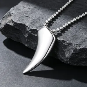 Collier pendentif dent de loup en acier titane poli avec chaîne à billes argentée