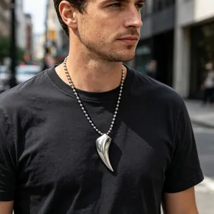 Collier tendance pour homme avec pendentif croc de loup en acier poli et chaîne à boules