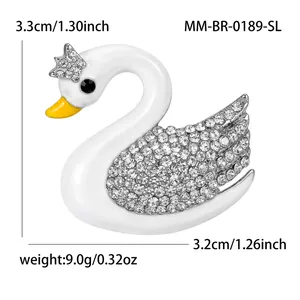 Spilla cigno con strass e smalto bianco, dimensioni 3,3 cm per 3,2 cm