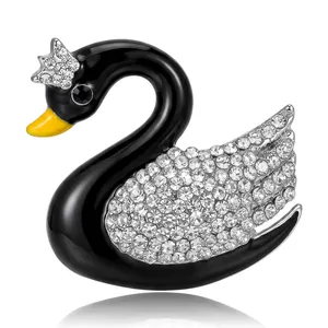Elegante spilla a forma di cigno nero con cristalli scintillanti e becco in smalto giallo