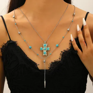Set di collane a strati boho vintage con pietre turchesi e dettaglio ciondolo a croce