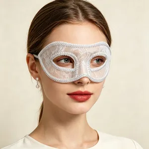 Elegante weiße Spitzen-Maskeradenmaske, getragen von einem Modell für Party- und Festdetails