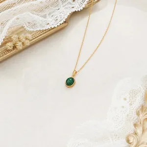 Elegante collana vintage in argento 925 placcato oro con ciondolo in malachite ovale