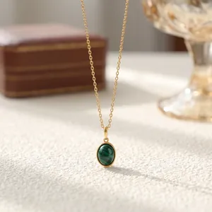 Elegante collana vintage con ciondolo ovale in malachite naturale in argento dorato