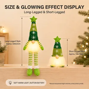 Set van groene gebreide kerstkabouters met warm LED-licht en sneeuwvlokmotieven