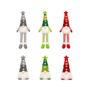 Set gloeiende kerstkabouters met gebreide sneeuwvlokmutsen in rood, groen en grijs