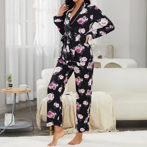 Pigiama due pezzi elegante da donna con stampa floreale a rose rosa su fondo nero