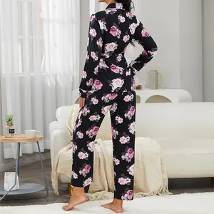 Elegante set pigiama 2 pezzi da donna con stampe floreali di rose su fondo nero