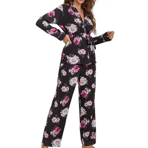 Pigiama due pezzi nero da donna con elegante stampa floreale di rose rosa