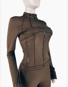 Détail d'une veste de yoga marron respirante et séchant rapidement, coupe ajustée