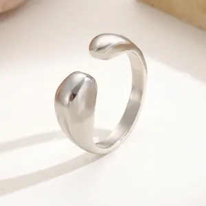 Makroansicht eines minimalistischen silbernen Halsreifs in Tropfenform mit Metallglanz.