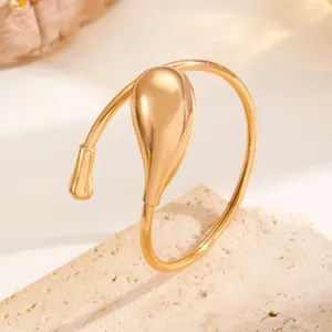 Detailansicht eines minimalistischen goldenen Chokers mit einem markanten Tropfendesign