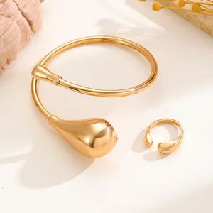 Minimalistisches goldenes Wassertropfen-Schmuckset mit klobigem Choker und passendem Ring