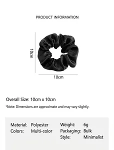 Vue détaillée du chouchou en satin noir de 10 cm avec texture de tissu et taille