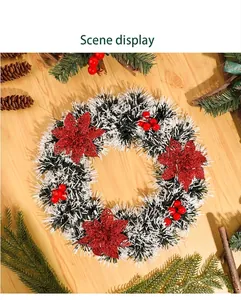 Couronne de Noël festive de haute qualité avec fleurs rouges et baies sur fond bois