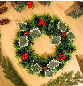 Vue de dessus d'une couronne de Noël festive avec guirlandes vertes et baies rouges