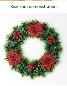 Vue détaillée d'une couronne de Noël en guirlande verte avec poinsettias et baies rouges