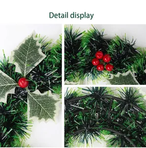 Détail macro de la guirlande de Noël artificielle avec baies rouges et feuilles