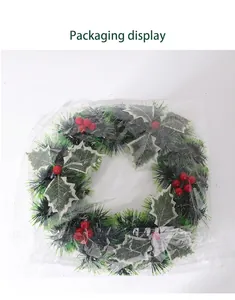 Détail de l'emballage de la couronne de Noël artificielle dans son film de protection