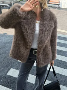 Detailansicht einer braunen Kunstfelljacke für einen schicken Herbst-Winter-Look