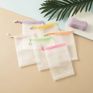 Dettaglio di reti schiumogene a maglia fine con cordoncini colorati per sapone e viso