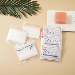Dettaglio di reti per schiuma di sapone in confezioni singole con laccetti colorati.