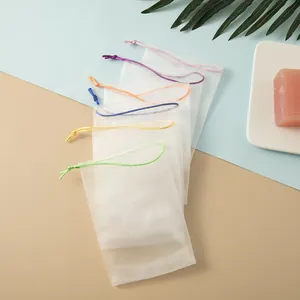 Sei sacchetti a rete bianchi con lacci colorati per sapone e detergente viso