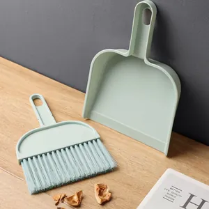 Compacte mini stoffer en blik set met zachte haren voor het efficiënt reinigen van bureaus.