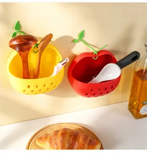Contenitori da parete a forma di mela con utensili da cucina in una cucina ben illuminata
