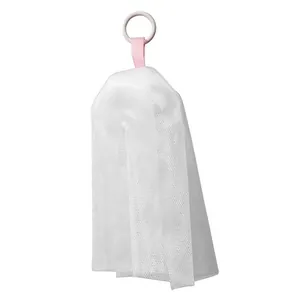 Rete schiumogena bianca per detergente viso con nastro rosa e anello di sospensione