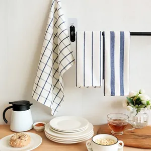 Vista detallada de paños de cocina de algodón con rayas y cuadros azules en cocina